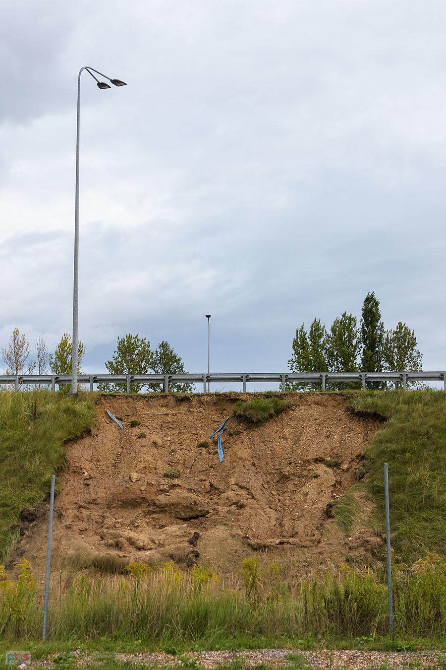 Podmyty nasyp autostrady A1 w Lubojence