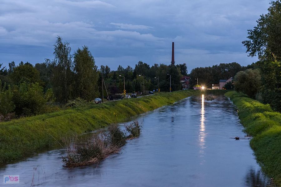 Rzeka Konpoka widziana z mostu na ul. Jagiellońskiej, mniej więcej trzy razy większa, niż normalnie.