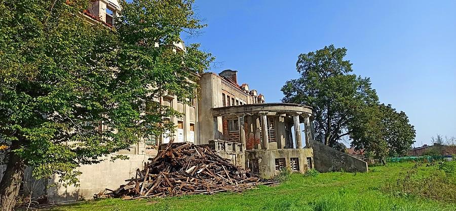 Odbudowywany po pożarze dachu pałac w Bełczu Wielkim