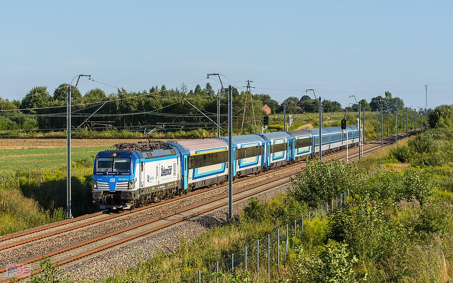Szlak: Góra Włodowska - Psary, linia D29-4. Vectron 193 683-0 na czele poc. IC 130 (41004/5) "Batory/Bathory" relacji: Budapest-Nyugati - Terespol mija miejscowość Nakło w gminie Lelów.