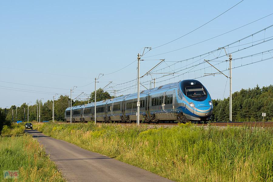 Szlak: Psary - Góra Włodowska, linia D29-4 (CMK). Pendolino ED250-020 jako EIP 5404 (Gdynia Główna - Gliwice) mija Zawadę Pilicką.