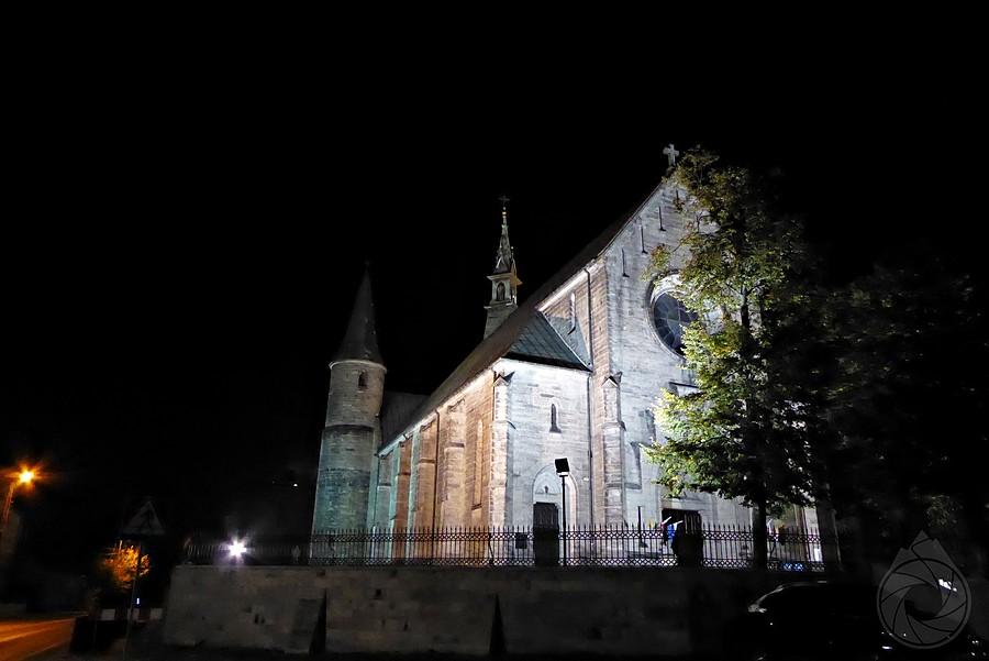 Żarnowski kościół płonie nocą