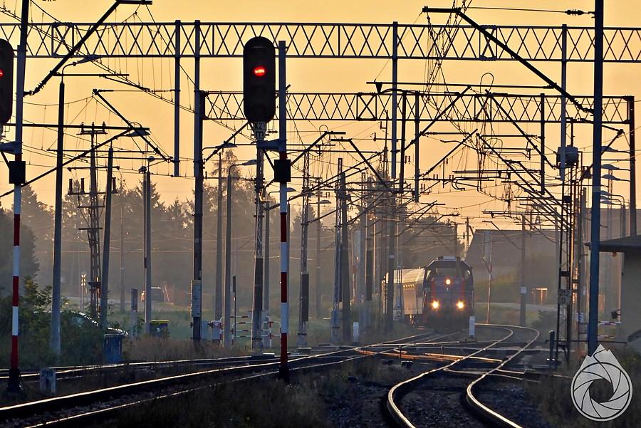 spóźniony IC Górski wtacza sie na peron