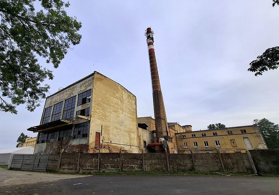 Zdewastowana fabryka papieru w Dąbrowicy