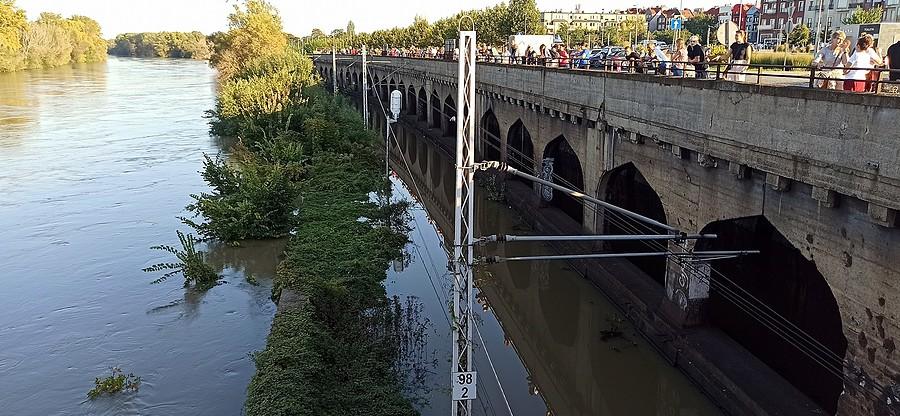 Odra zalewa torowisko w Głogowie