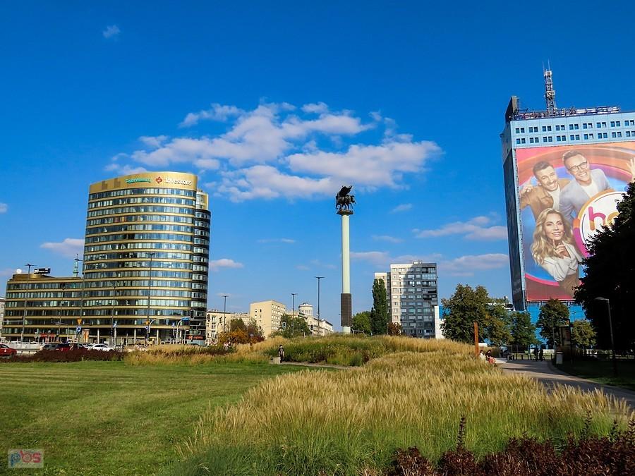 Zebra Tower, pomnik Tysiąclecia Jazdy Polskiej i przykryta reklamą 60-letnia Riviera