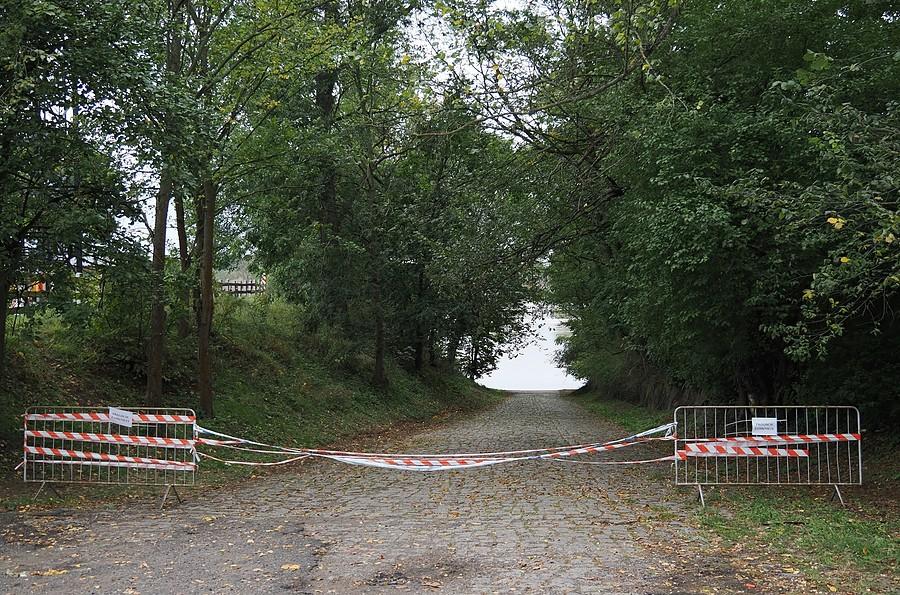 Zjazd do betonówki i promu w Uradzie zablokowany