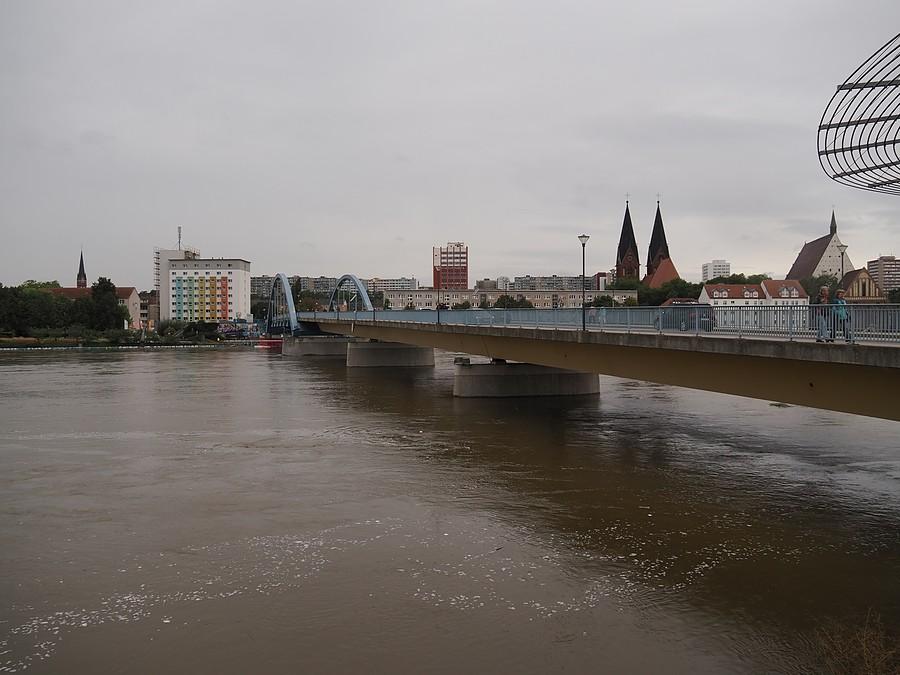 Powodziowa Odra i most graniczny