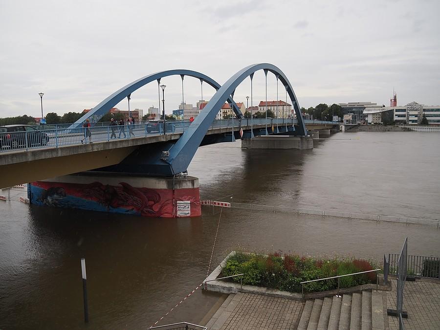 Widok na most graniczny z Frankfurtu, zalało promenadę