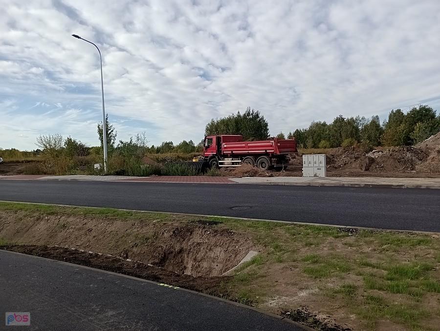 Przy okazji wylali też nowy asfalt na jezdni