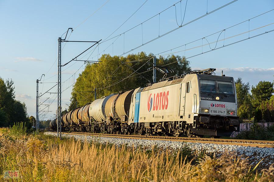 Szlak: Częstochowa Stradom - podg. Kucelinka, linia D29-61. TRAXX E186 274-7 mija łuk w dzielnicy Błeszno, kierując się w stronę Kucelinki.