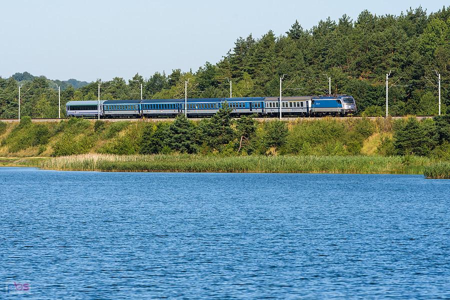 Szlak: Góra Włodowska - Psary, linia D29-4. Taurus 1216 902 z poc. IC 111 "Silesia" (Ostrava Svinow - Warszawa Wschodnia) mija zalew "Dzibice".