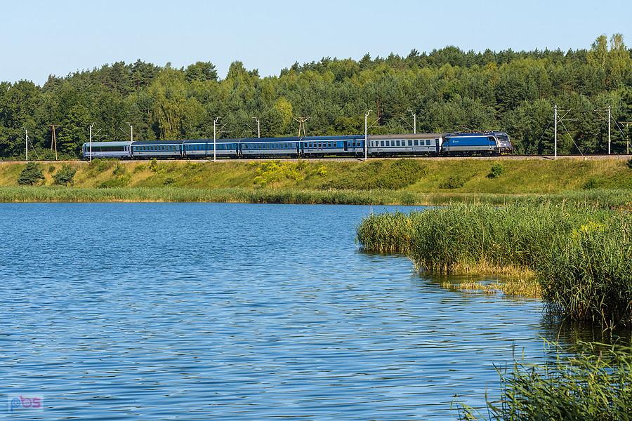 Szlak: Góra Włodowska - Psary, linia D29-4. Taurus 1216 902 z poc. IC 111 "Silesia" (Ostrava Svinow - Warszawa Wschodnia) mija zalew "Dzibice".