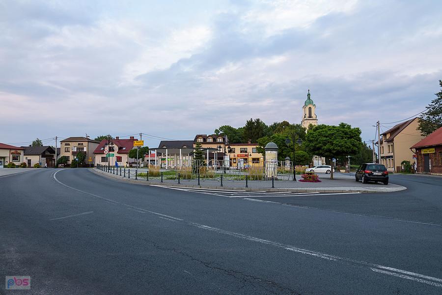 Włodowice - rynek, a w tle kościół pw. Świętego Bartłomieja Apostoła