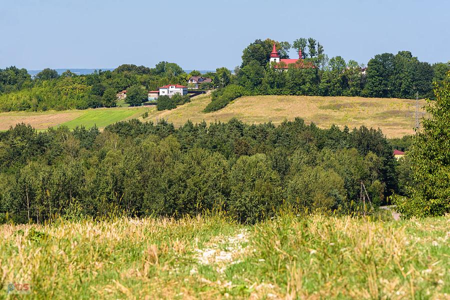 Wysoka - w oddali widoczny kościół Św. Bartłomieja Apostoła w Ciągowicach