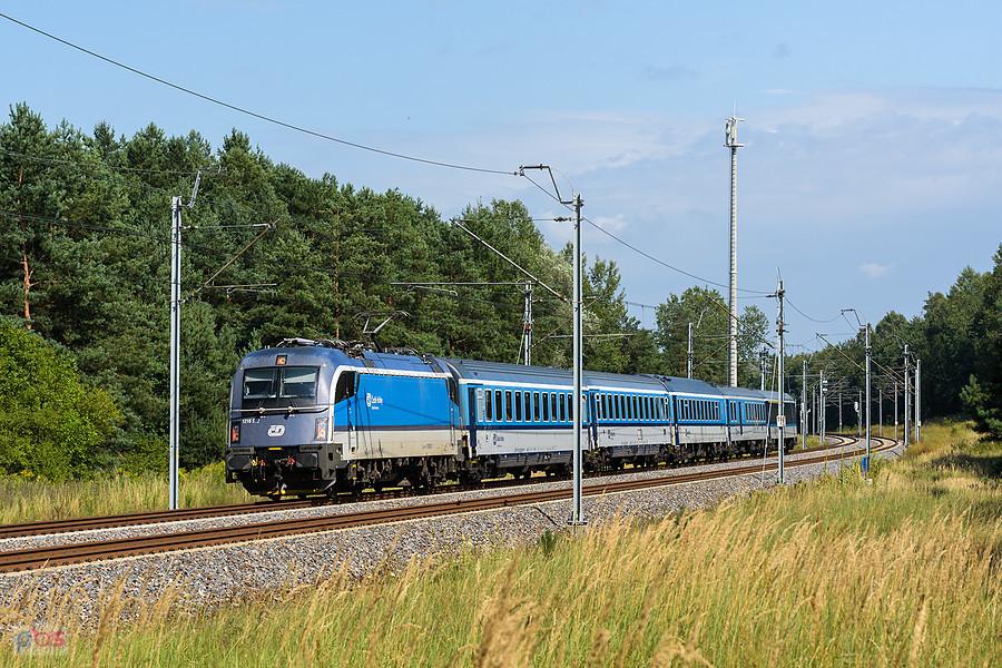 Szlak: Psary - Góra Włodowska, D29-4. Taurus 1216 902 z poc. IC 112 "Silesia" (Warszawa Wschodnia - Praha Vršovice) mija Pradła.
