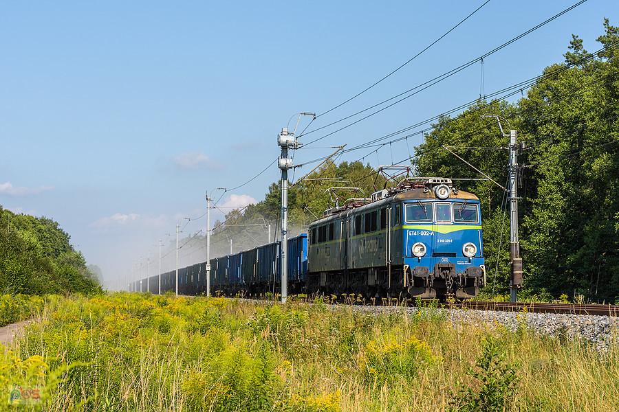 ET41-002 na szlaku CMK-i: Psary - Góra Włodowska mija obrzeża wsi Wilków.