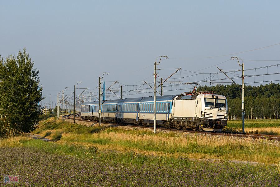 Szlak: Psary - Góra Włodowska, linia D29-4. Vectron 6193 572 z poc. IC 110 "Silesia" relacji: Warszawa Wschodnia - Ostrava Svinov mija pogranicze miejscowości Brzostek i Przyłęk.