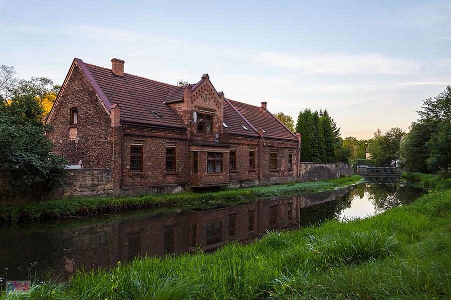 Dom na wodzie przy ul. Białej Przemszy i nad rzeką o tej samej nazwie - Dąbrowa Górnicza.