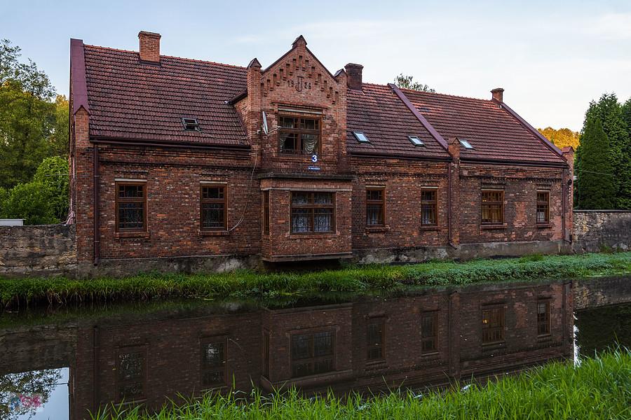 Dom na wodzie przy ul. Białej Przemszy i nad rzeką o tej samej nazwie - Dąbrowa Górnicza.