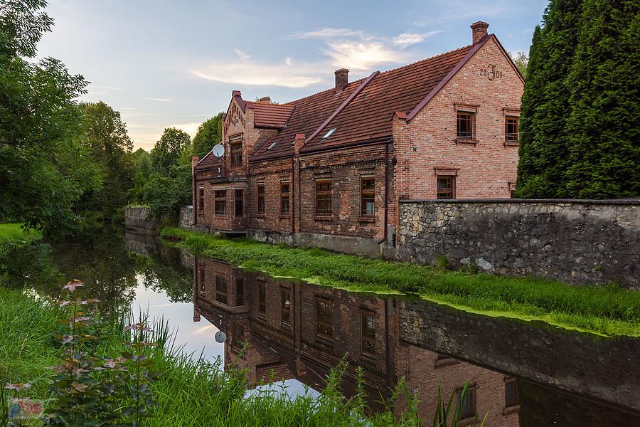 Dom na wodzie przy ul. Białej Przemszy i nad rzeką o tej samej nazwie - Dąbrowa Górnicza.