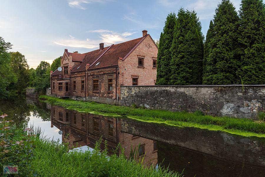 Dom na wodzie przy ul. Białej Przemszy i nad rzeką o tej samej nazwie - Dąbrowa Górnicza.