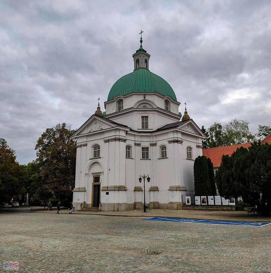 Pusto przed kościołem sakramentek