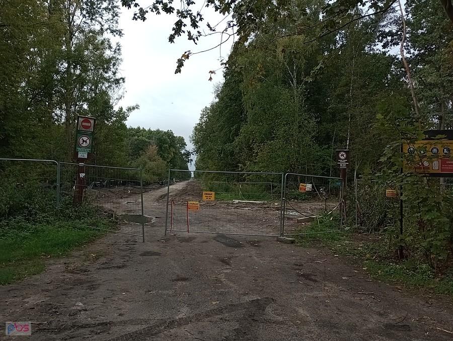 Z tej strony jeszcze zakaz wjazdu, ale płotek uchylony, żeby można było wyjechać