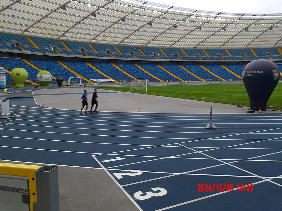 ostatni zawodnicy docierają do mety Silesia Marathonu na Stadionie Śląskim w Chorzowie