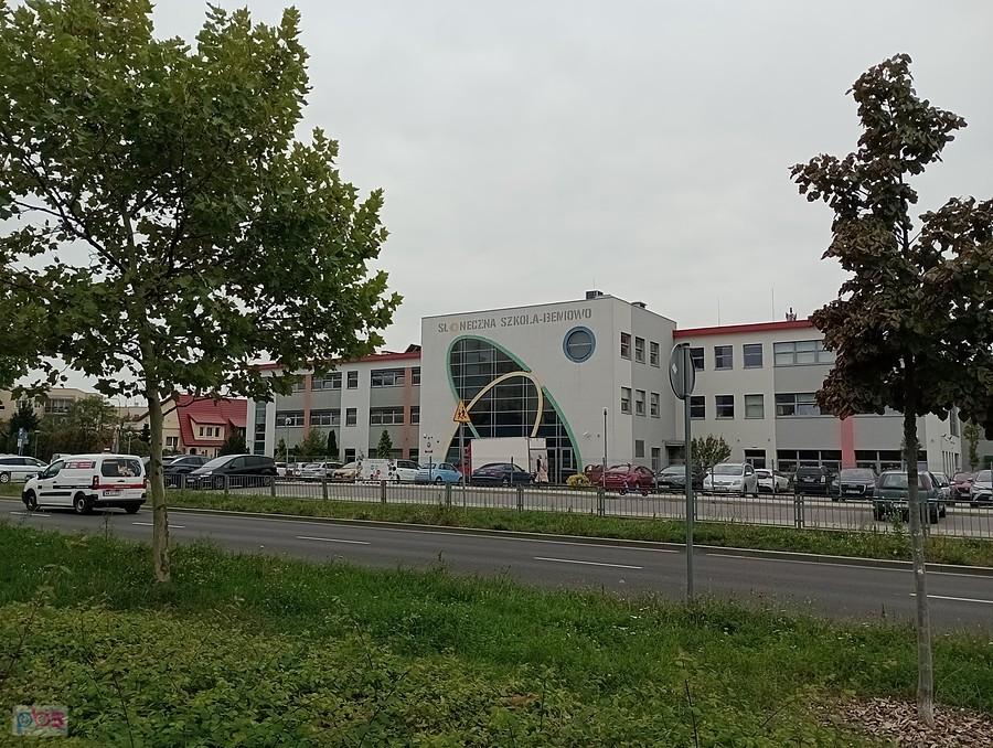 Słoneczna szkoła w pochmurny dzień