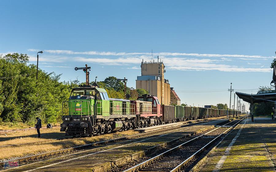 15D-110 i 15D/A-104 ze składem w kierunku Wrocławia stoją na stacji Prudnik.