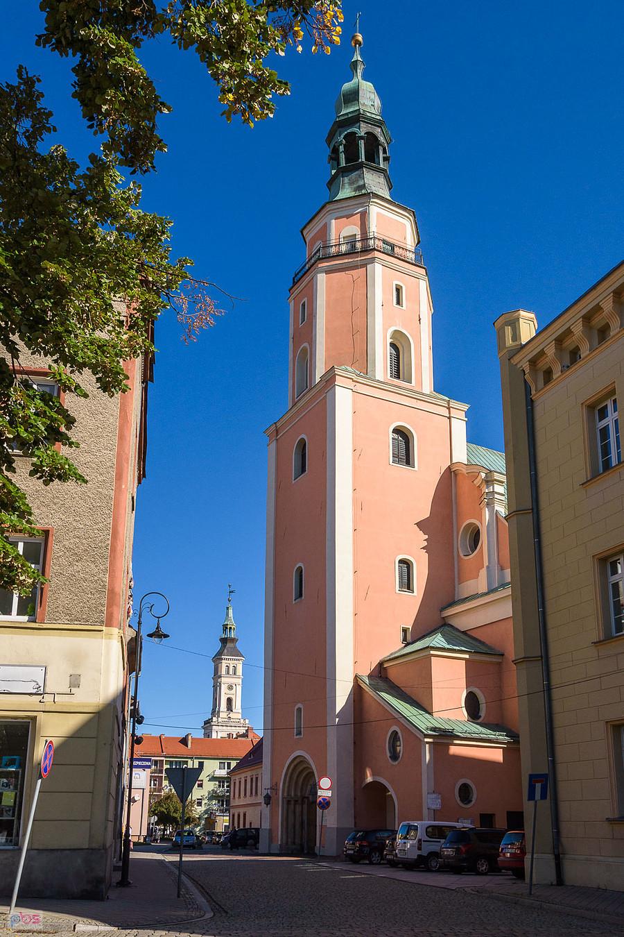 rudnik - kościół Św. Michała Archanioła, a w tle ratusz.