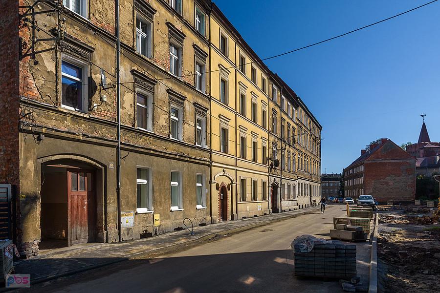 Prudnik - ul. Bolesława Chrobrego - podczas wrześniowej powodzi ulica była zalana na wysokość 20-40 cm