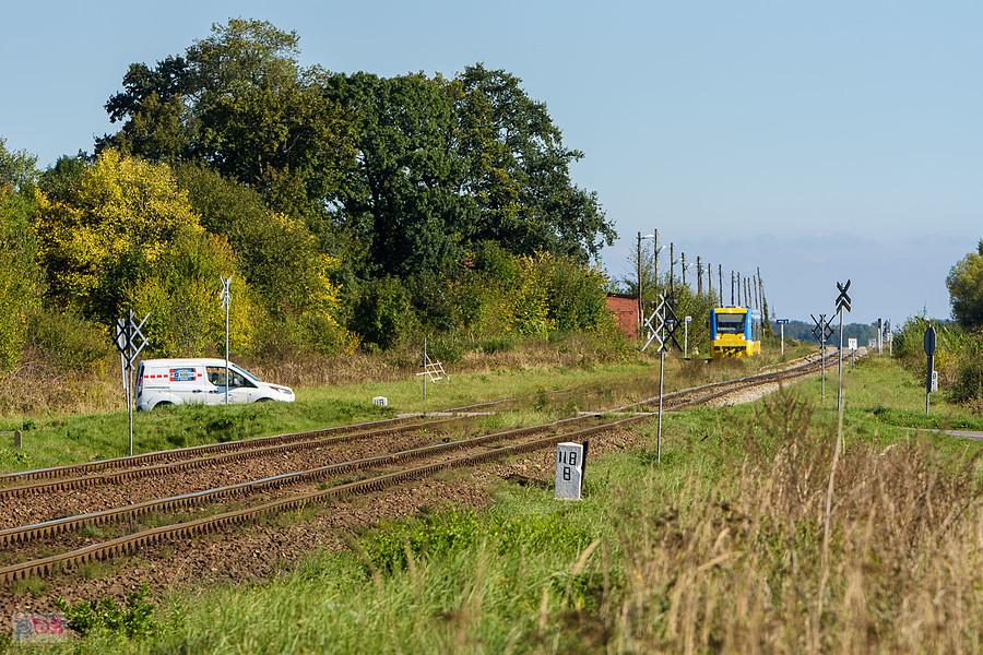 Szlak: Prudnik - Nowy Świętów, linia D29-137. SA109-008 jako poc. R 46625 (Kędzierzyn-Koźle - Brzeg) stoi przy peronie po. Szybowice.