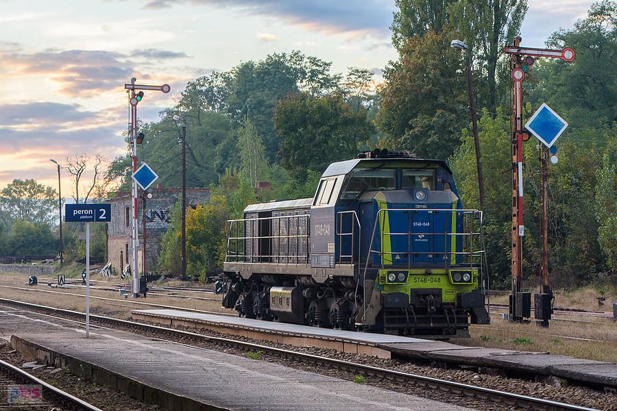 ST48-048 oczekuje podmiany na stacji w Prudniku, by ruszyć później w kierunku Nowego Świętowa.