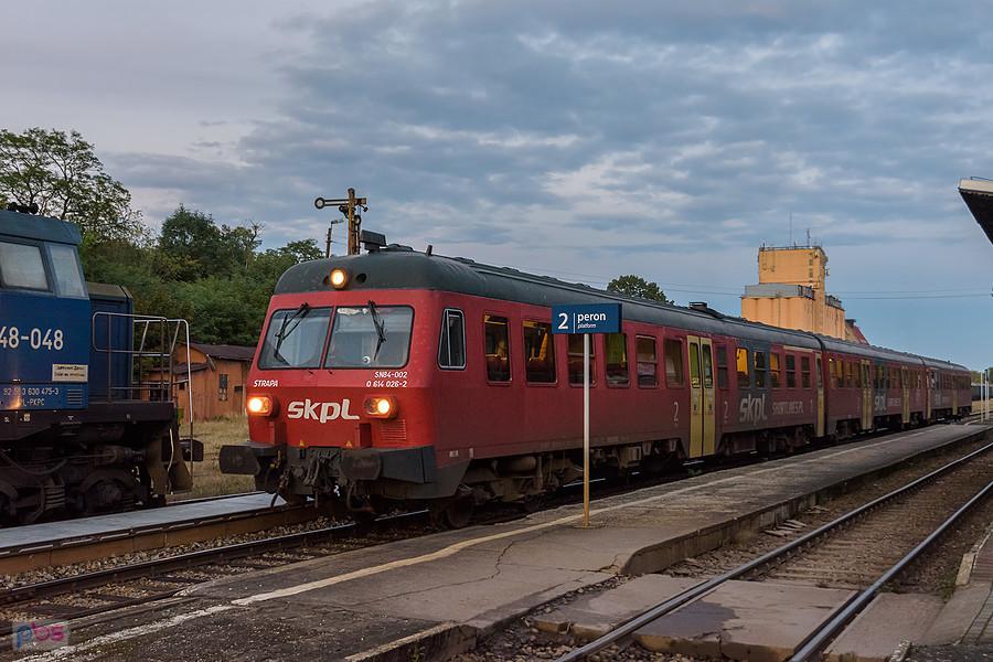 SN84-002 "Strapa" jako poc. TLK 36102 "Sudety" (Kraków Główny - Jelenia Góra) odjeżdża ze stacji Prudnik.
