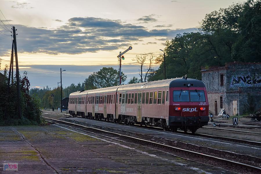 SN84-002 "Strapa" jako poc. TLK 36102 "Sudety" (Kraków Główny - Jelenia Góra) odjeżdża ze stacji Prudnik.