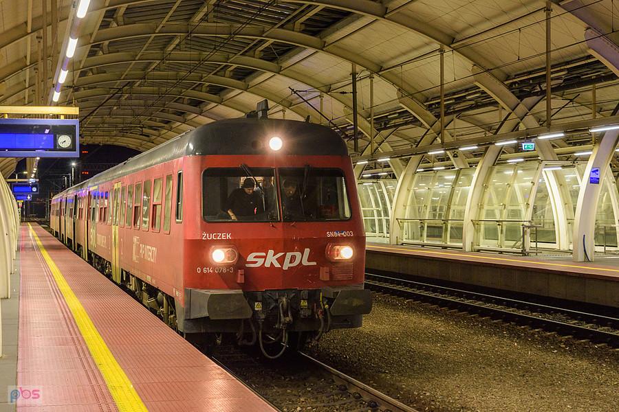 SN84-004 "Żuczek" jako poc. TLK 63106 "Szczeliniec" (Jelenia Góra - Kraków Główny) stoi na stacji Gliwice - ten skład przywiózł mnie na miejsce.
