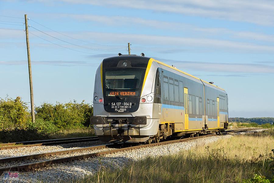 Szlak: Nowy Świętów - Prudnik, linia D29-137. SA137-004 jako poc. Regio 64626 (Brzeg - Kędzierzyn-Koźle) rozpędza się po odjeździe z po. Szybowice.