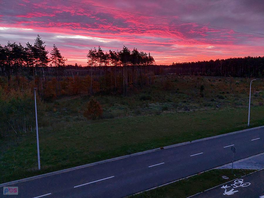Poranek widziany przez okno - godzina 6:55 - Częstochowa, przedłużenie ul. Korfantego.