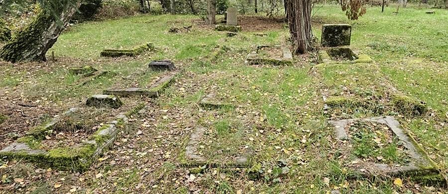 Łęsko (niem. Unter Karlsbach)Poniemiecki cmentarz leśników.