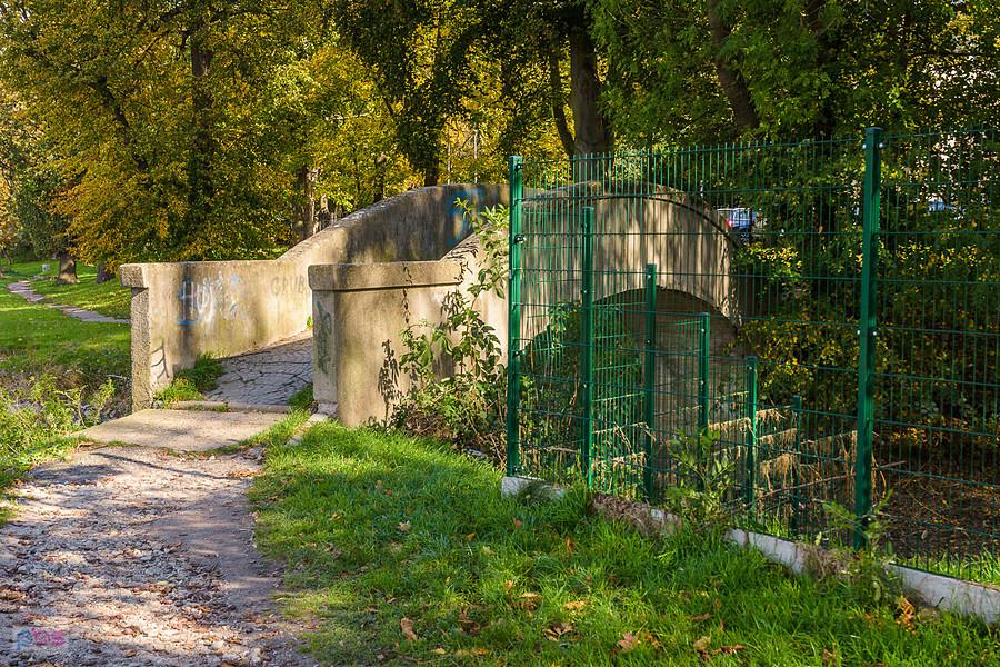 Nad brzegiem Nysy Kłodzkiej, na ogrodzeniu widać do jakiego miejsca sięgała woda podczas wrześniowej powodzi