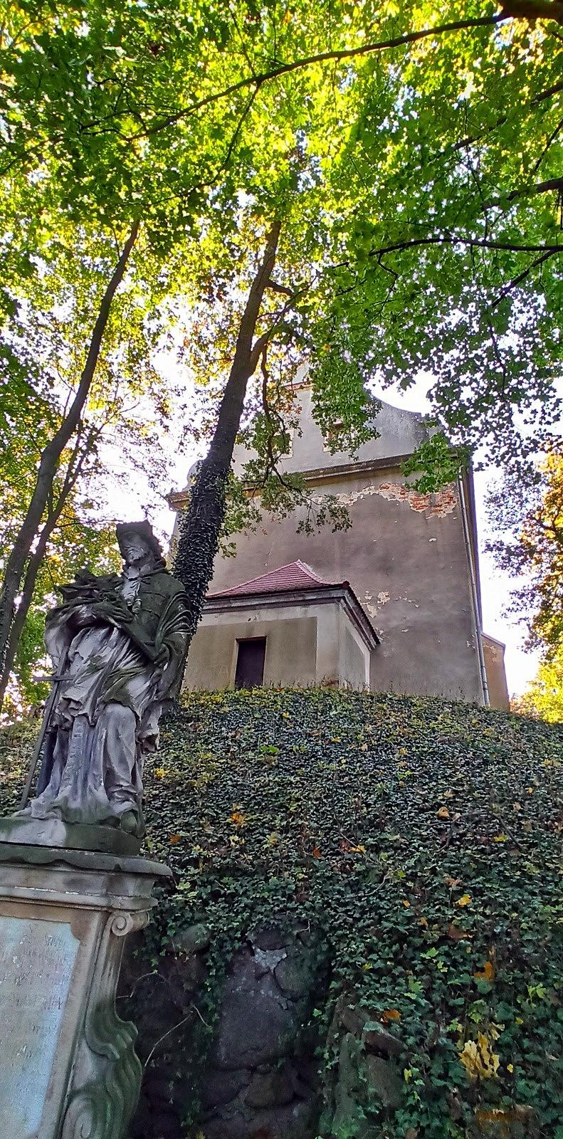 Święty Nepomucen przed kaplicą świętej Anny