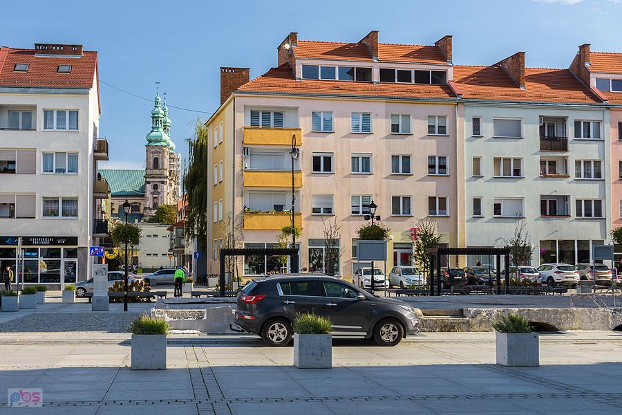 Nysa - widok na kościół Wniebowzięcia NMP i ul. Wyzwolenia