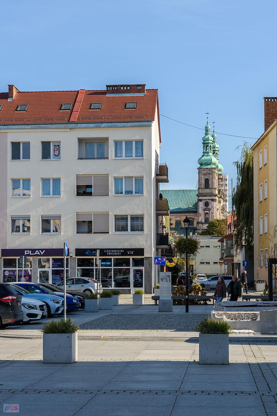 Nysa - widok na kościół Wniebowzięcia NMP i ul. Wyzwolenia