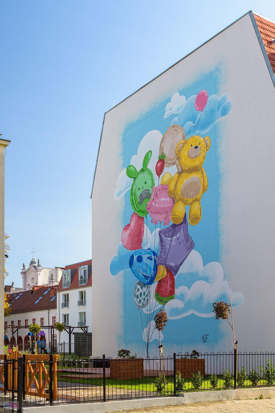 Nysa - mural na przedszkolu przy ul. Karola Miarki, widziany z ul. Wyzwolenia