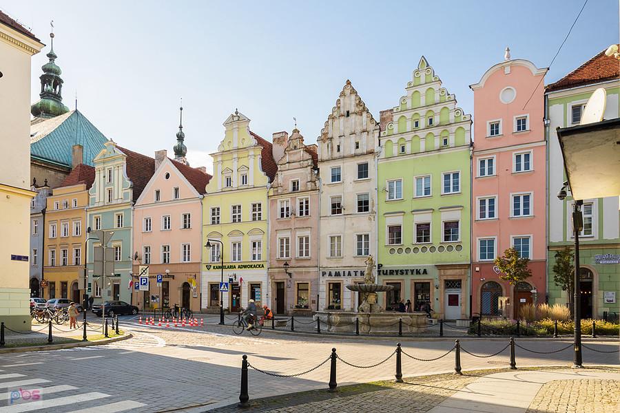 Nysa - skrzyżowanie ulicy Celnej, po lewej przebiega ul. Bracka, po prawej jest Rynek, a przed kamienicami znajduje się fontanna Trytona.