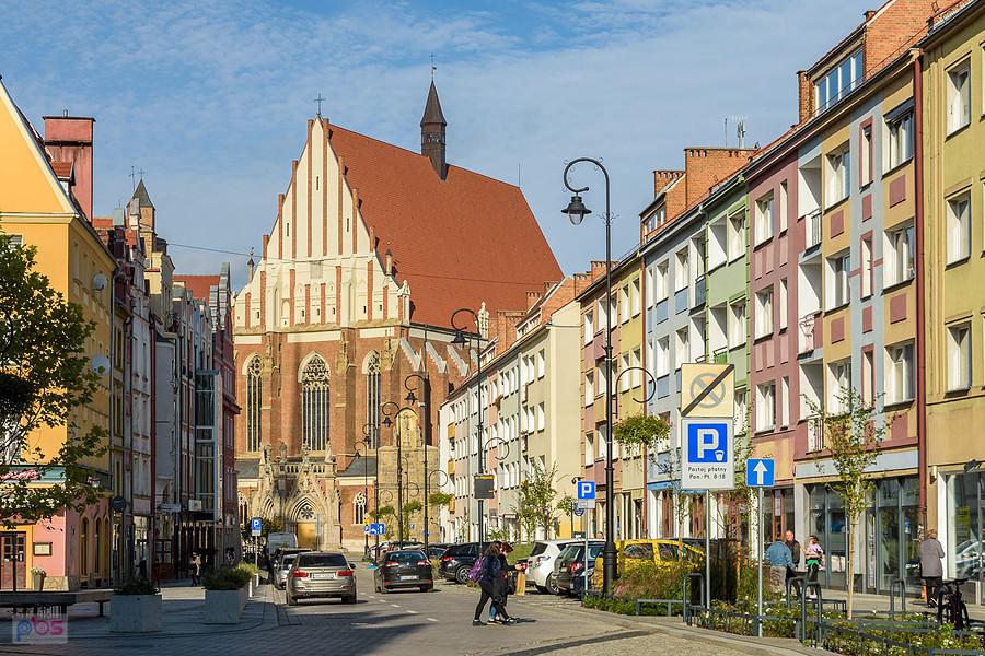 Nysa - rynek, a tle kościół Świętego Jakuba i Świętej Agnieszki