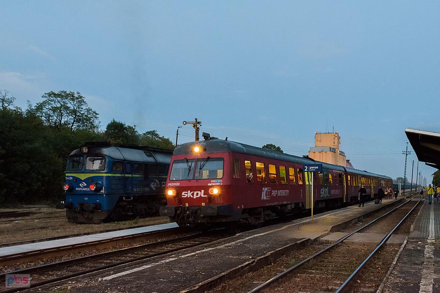 SN84-004 "Przepiór" jako poc. TLK 36102 "Sudety" (Kraków Główny - Jelenia Góra) oczekuje na odjazd z Prudnika