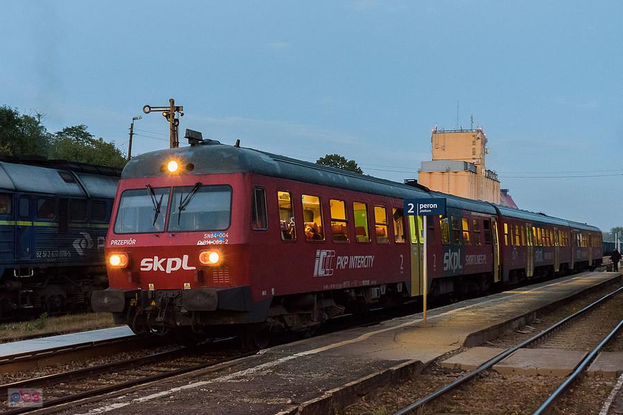 SN84-004 "Przepiór" jako poc. TLK 36102 "Sudety" (Kraków Główny - Jelenia Góra) oczekuje na odjazd z Prudnika